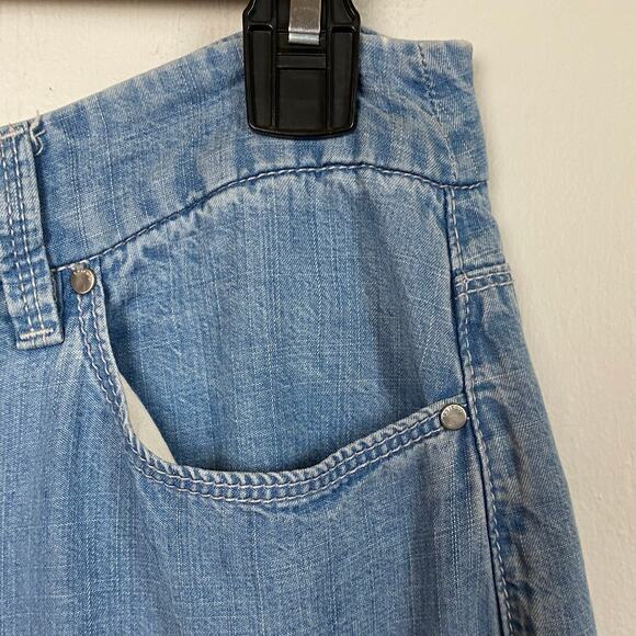 Chico’s Platinum Women's Blue Chambray Wide Leg Pockets Crop Pants Size 4 - Picture 4 of 7